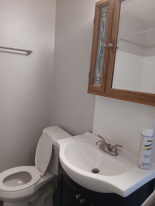 Building Photo - 7919 Lakeview Cir