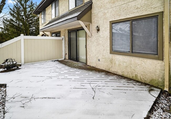 Building Photo - 70 Hampshire Dr