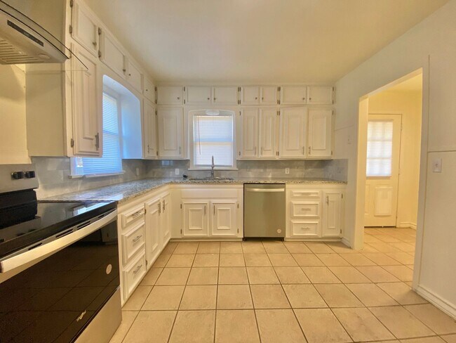 Building Photo - NOW PRE-LEASING FOR JULY: 4 bed 2 bath 2car garage in Tech Terrace