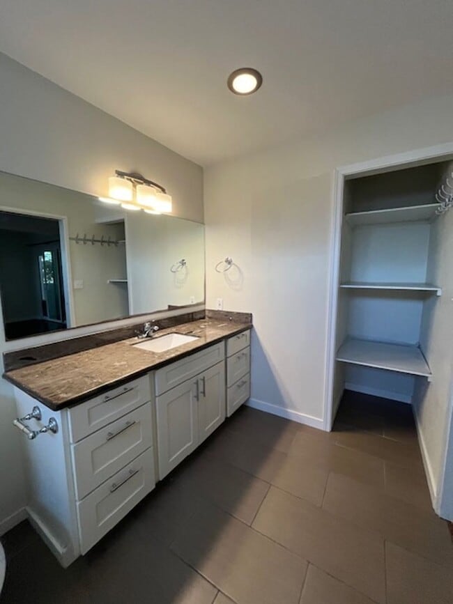Building Photo - Available 08/16/2025! - Large 4 bedroom/2 ...