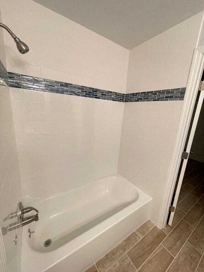 Building Photo - Beautiful Single Family Home! $2395/1085ft2-South Sarasota, 3-Bed/2-Bath, Fully Renovated: Annual...