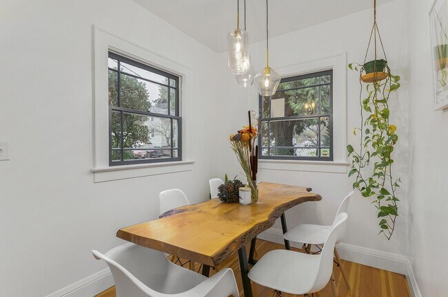 Building Photo - 3 bedroom, 2 bath gorgeous home now available by Mt. Tabor Park in SE Portland!