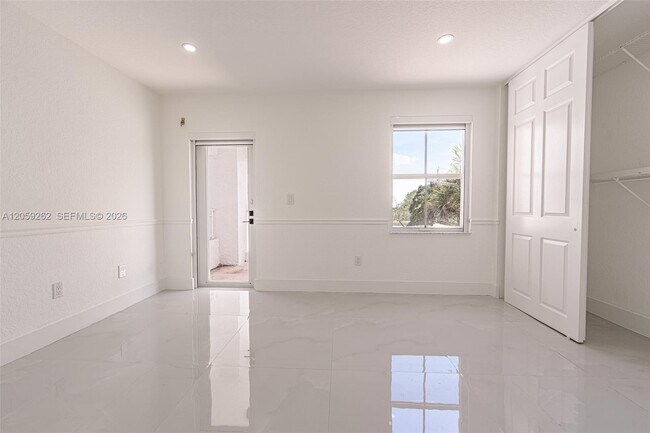 Building Photo - 15699 SW 54th Ct