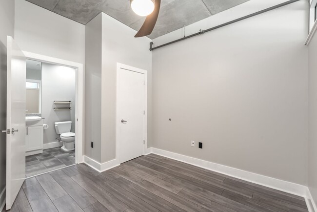 Building Photo - Stylish Uptown 2BD Condo with Balcony, Par...