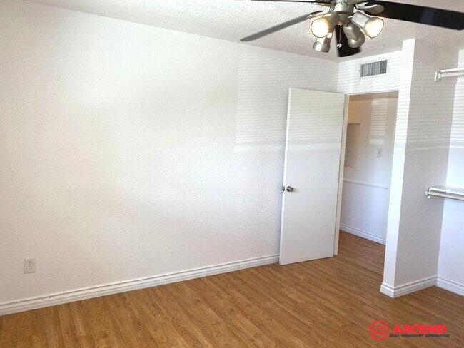 Building Photo - Immaculate Home Near China Grade Loop!