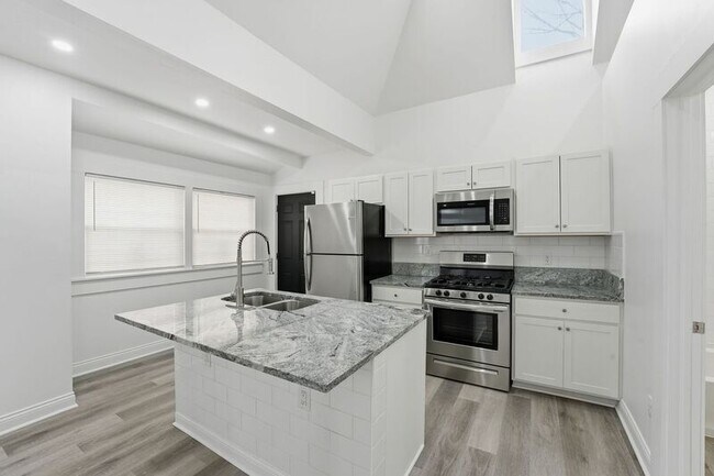 Building Photo - 522 Kelton Ave