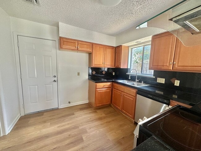 Building Photo - AVAILABLE NOW!