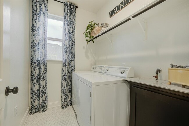Building Photo - 4808 Globe Mallow Dr