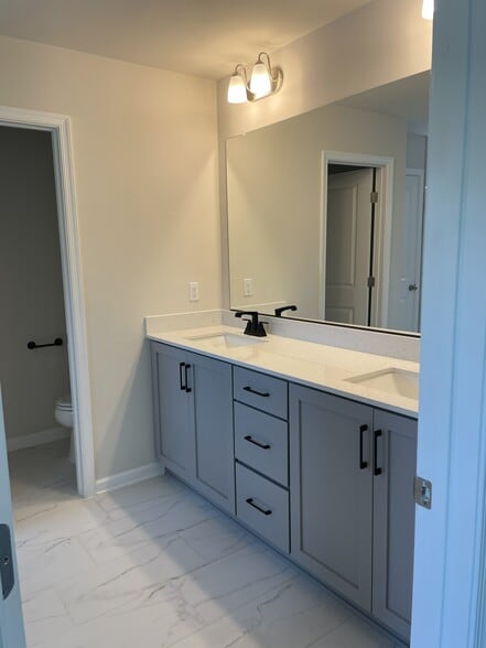 Master bathroom - 10910 Meridian Hill Way