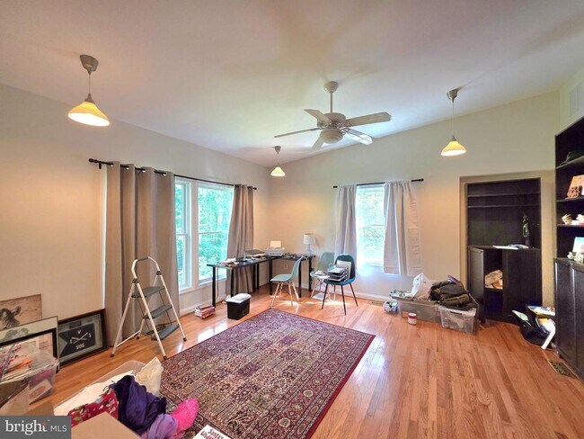 Building Photo - 10930 Howland Dr