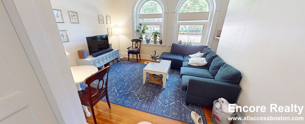Primary Photo - 1583 Beacon St