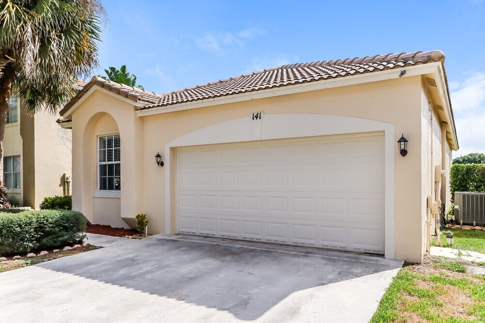 Building Photo - 141 Seminole Lakes Dr