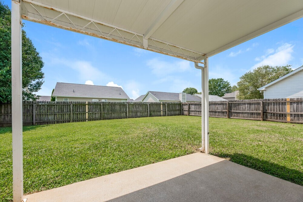 Building Photo - 1611 St Andrews Dr