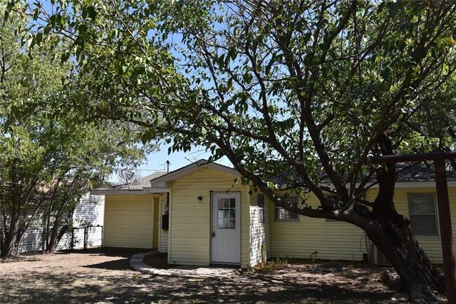 Building Photo - 3 Bedroom, 1 bath in Decatur TX
