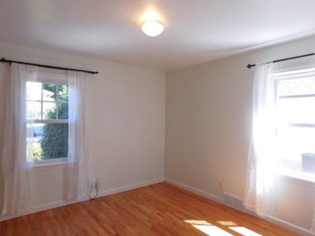 Building Photo - 3Bd/1Ba Two Story House w/ Basement - Avai...