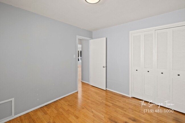 Building Photo - CHARMING WESTSIDE 2BD HOME with A/C - Security Deposit Waiver Available