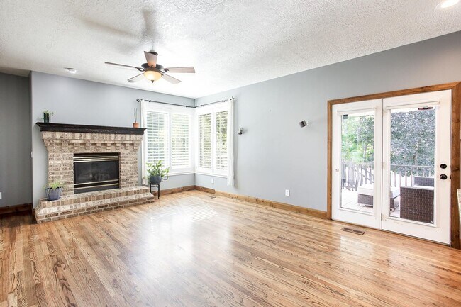 Building Photo - Bright and Spacious Living in Willow Creek