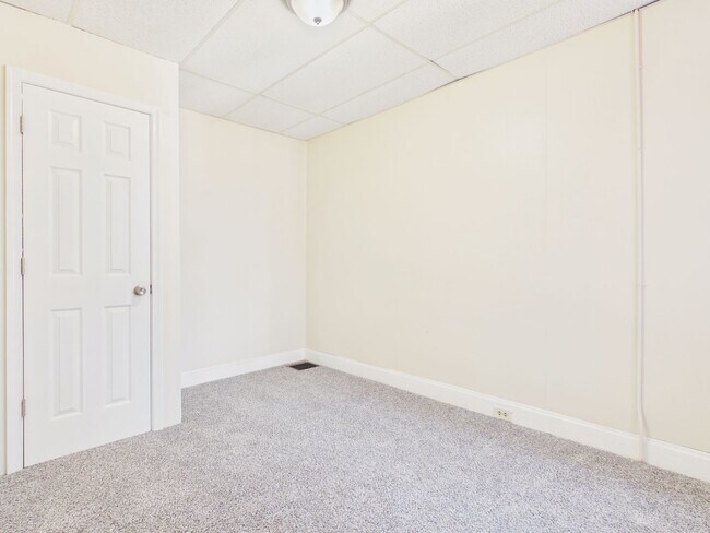 Building Photo - Large 4 Bedroom Single Family on Reily St.