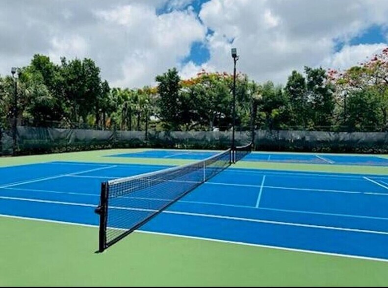 Building Photo - 122 Kensington Way