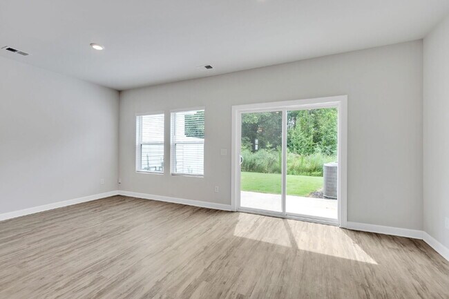 Building Photo - Two-story 3BR/2.5BA townhome in Foxcroft T...