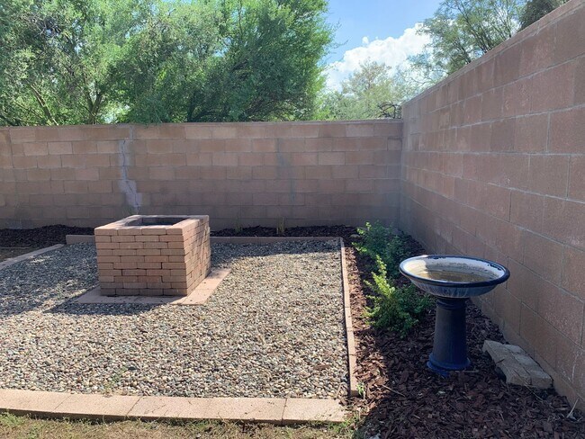 Building Photo - 3 bedroom 2 bath