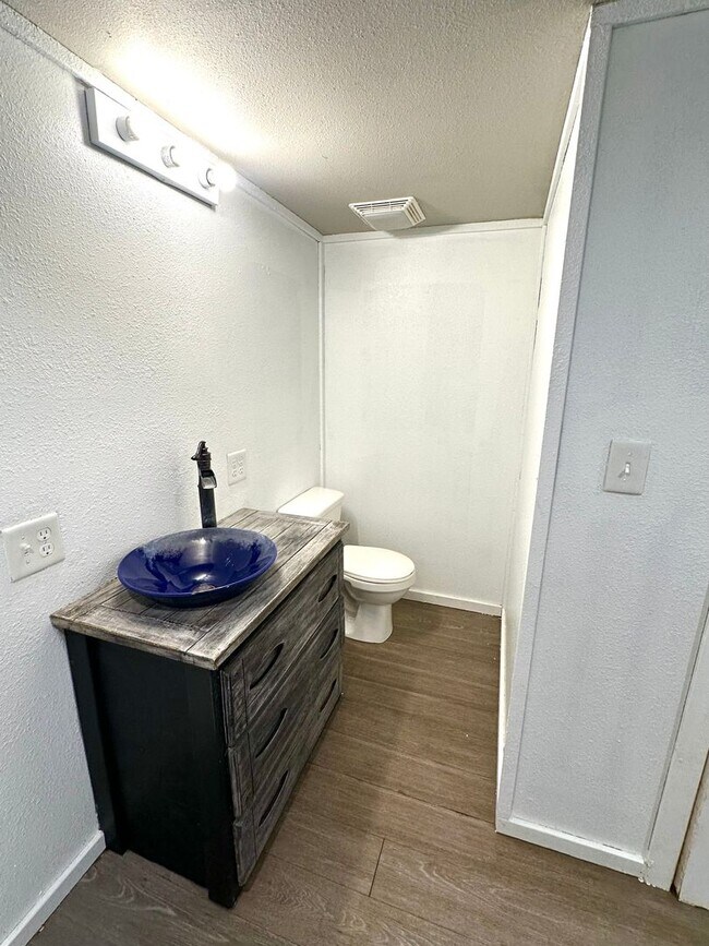 Building Photo - Spacious 4 Bed Home Near Bass Pro with Detached Garage & Fenced Yard