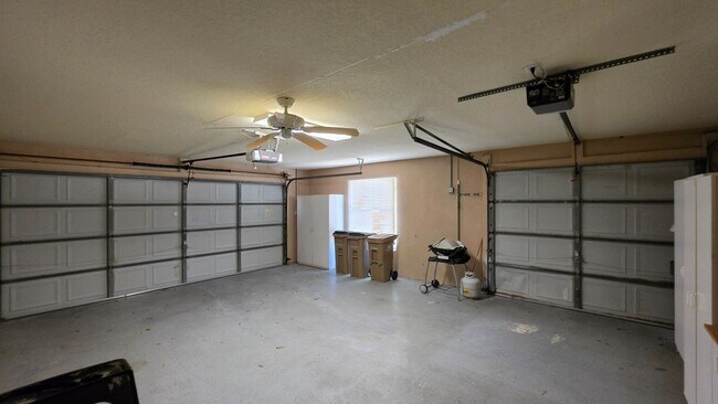 Building Photo - Golf Course Living in a Gated Harbor Hills Country Club – Lady Lake, FL