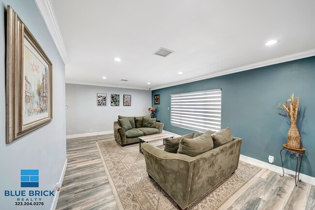 Building Photo - 5839 Vanalden Ave