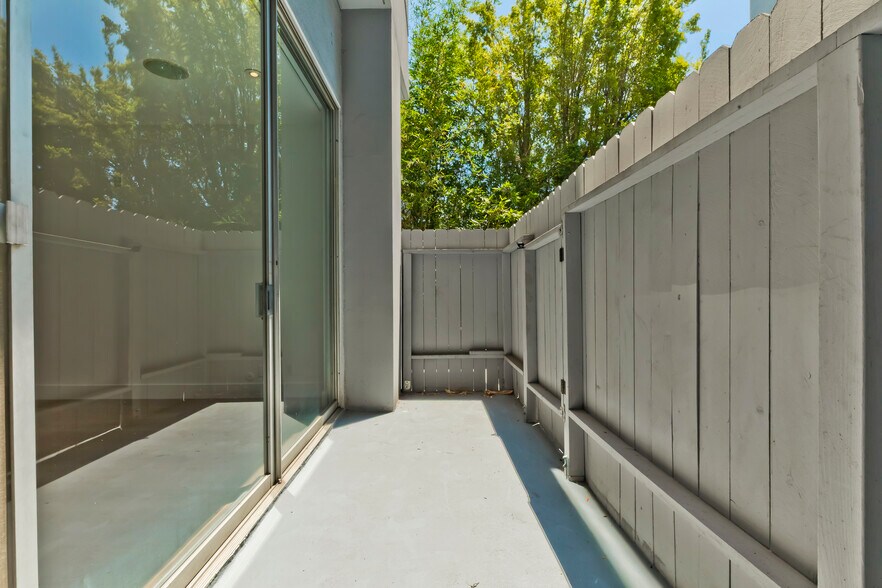 Building Photo - 1100 Alta Loma Rd
