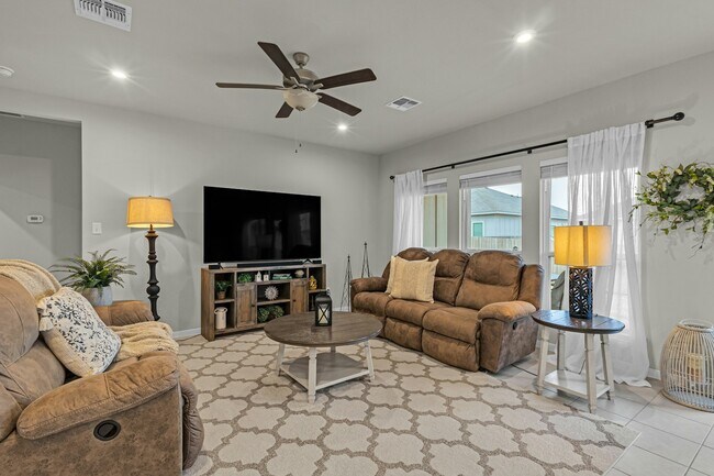 Building Photo - 2221 Clove Ct