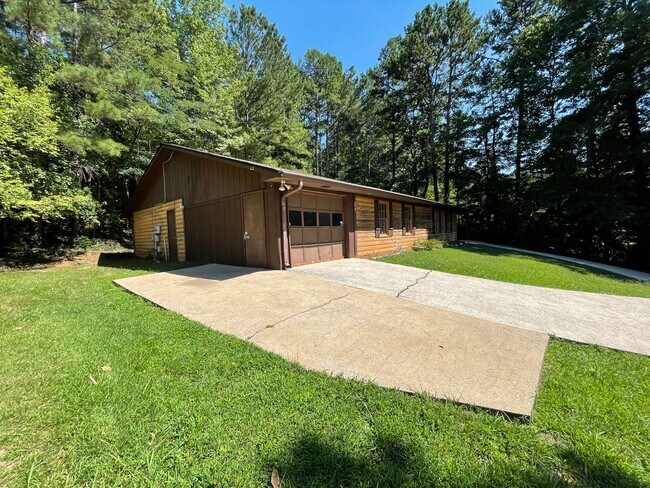 Building Photo - Secluded 2/1.5 Apartment East Rome $1,095