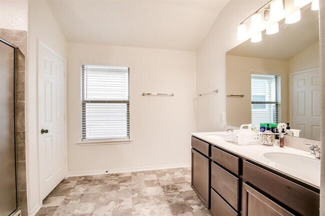 Building Photo - 1924 Stringer Pass