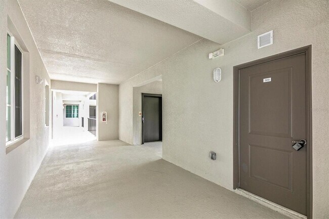 Building Photo - 12140 Wellen Golf St