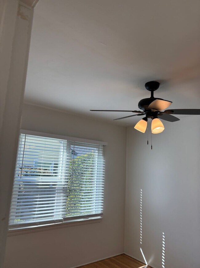 Building Photo - Western, 1151-1153