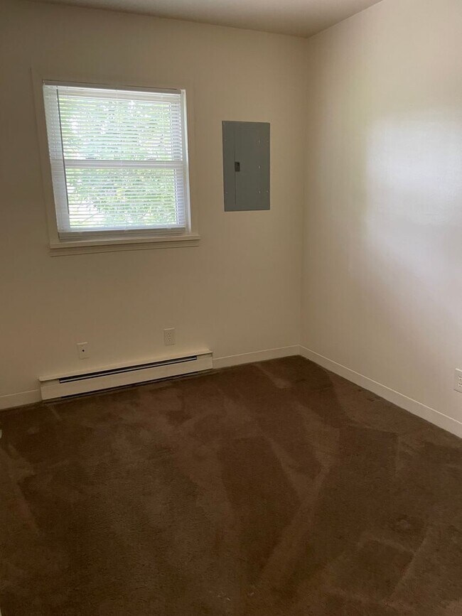 Building Photo - Large 2 bedroom apartment with washer/drye...