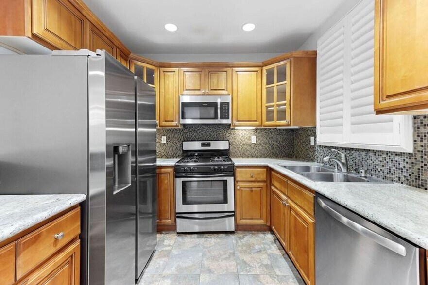 Building Photo - Modern 3 Bed, 2 Bath Condo for Lease – 1,320 Sq Ft – Prime Sherman Oaks Location