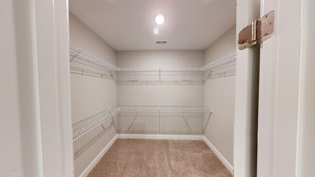 Building Photo - Midtown Oaks 12