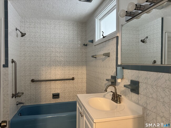 Building Photo - 704 Highland Ave