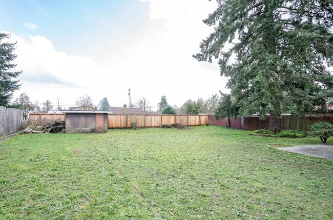 Building Photo - Spacious 4-Bedroom Home with Large Yard, Covered Patio & Garage in Lakewood