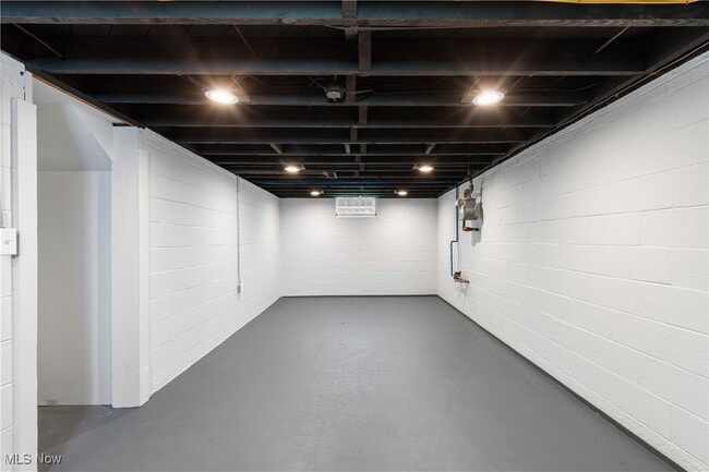 Building Photo - 203 Robinson Ave