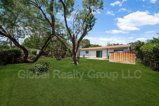 Building Photo - 121 Rosewood Dr