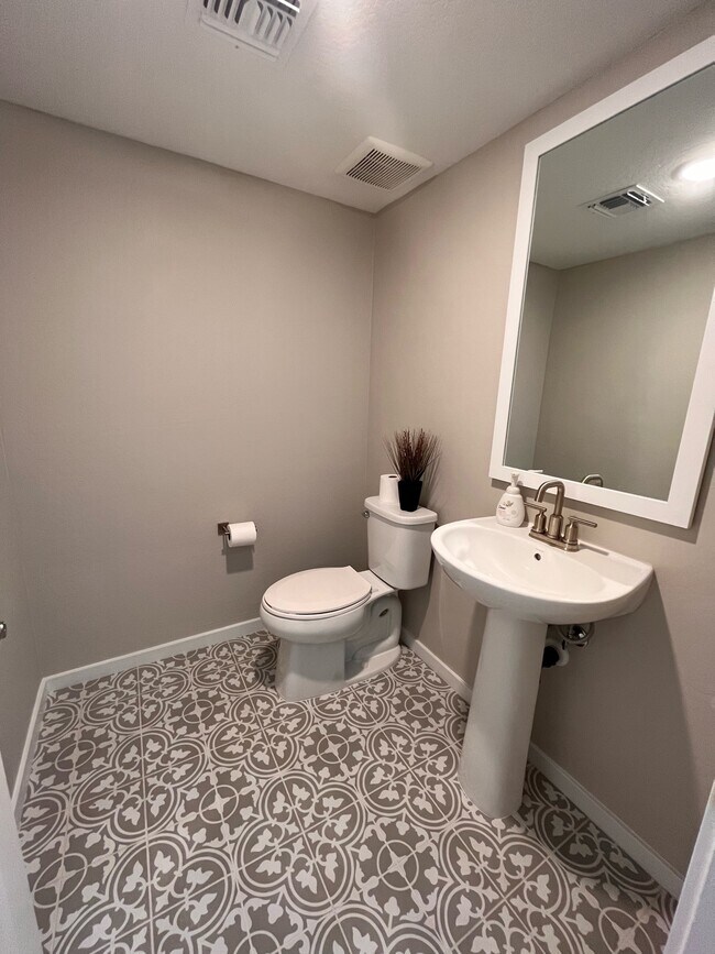 Building Photo - 735 E Doral Ave