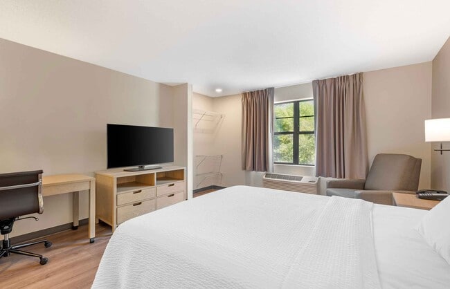 Building Photo - Furnished Studio-St. Petersburg - Clearwater - Executive Dr.