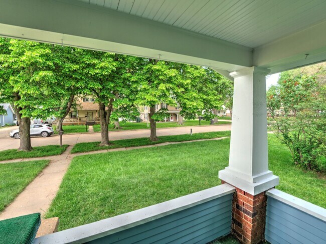Building Photo - 3 Bedroom / 1 Bath Home with Washer/Dryer ...