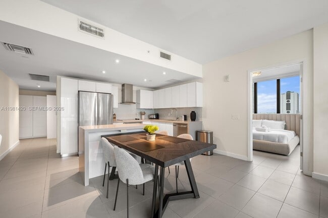 Building Photo - 1600 NE 1st Ave