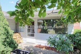 Building Photo - 2 Bed, 1 Bath Duplex Unit in Rose Village