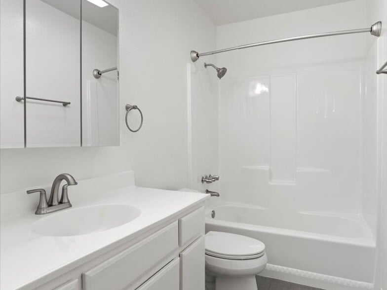 Building Photo - 2210 Gaviota Ave
