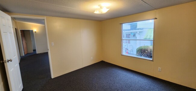 Building Photo - Available now, three bed two full bath sin...