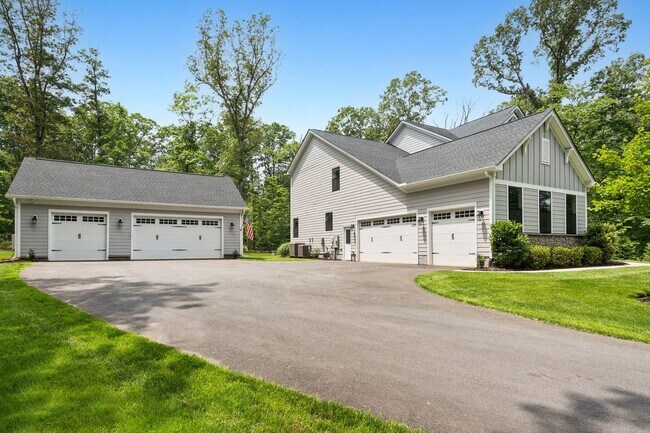 Building Photo - Impressive 6 Bed 4.5 Bath Single-Family Ho...