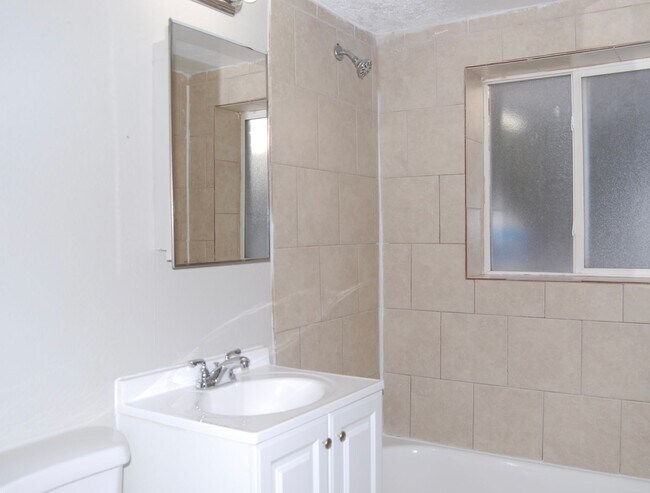 Building Photo - Updated 3Bedroom- In-Unit Laundry-$1,000 Move-In credit